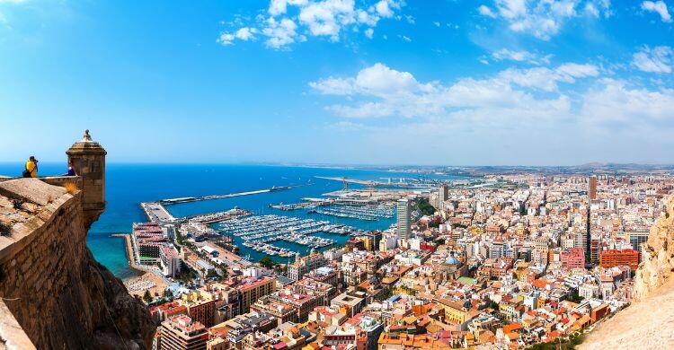 Vistas desde el castillo de Santa Barbara, en Alicante, en España. (Adobe Stock)
