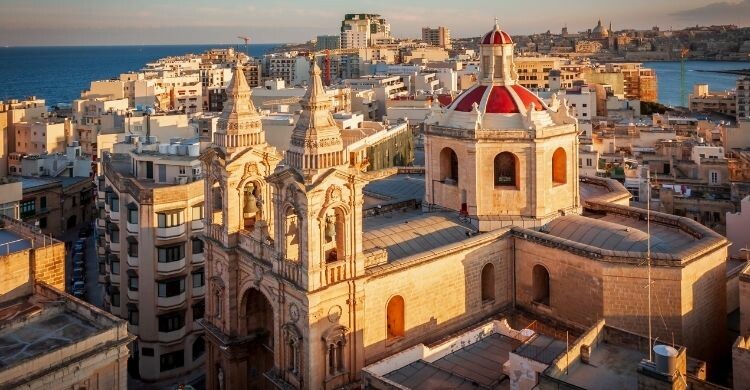 4 sitios para viajar con amigos (Canva)