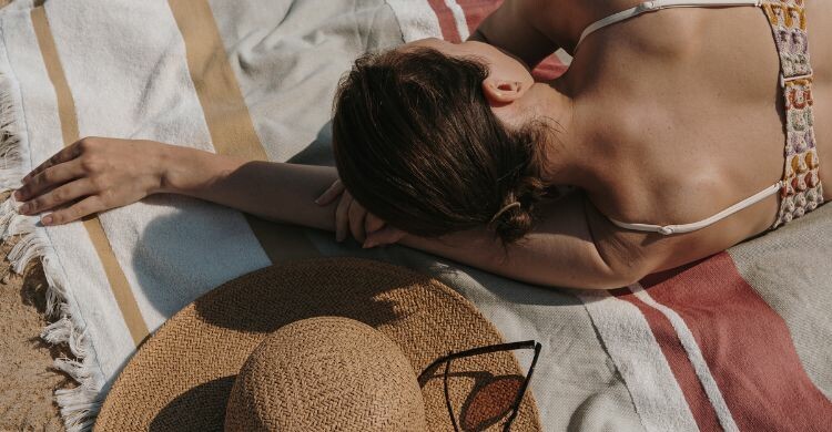 Accesorio: Manopla de playa para quitar la arena (Canva)