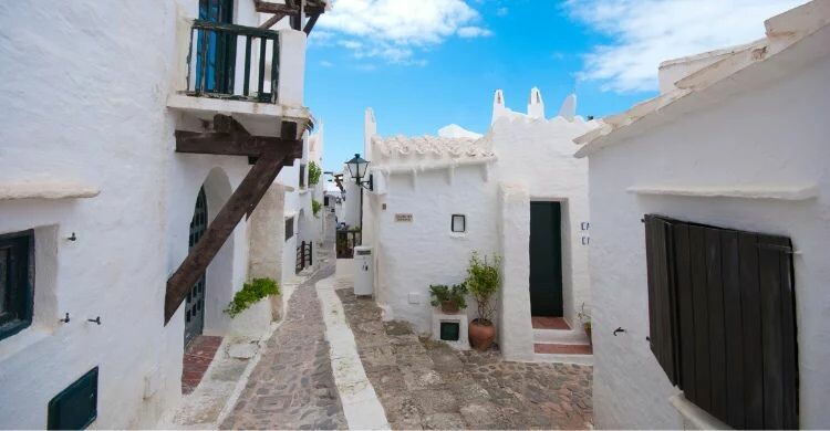 Calles en Binibeca, un pueblo de Menorca (Adobe Stock)