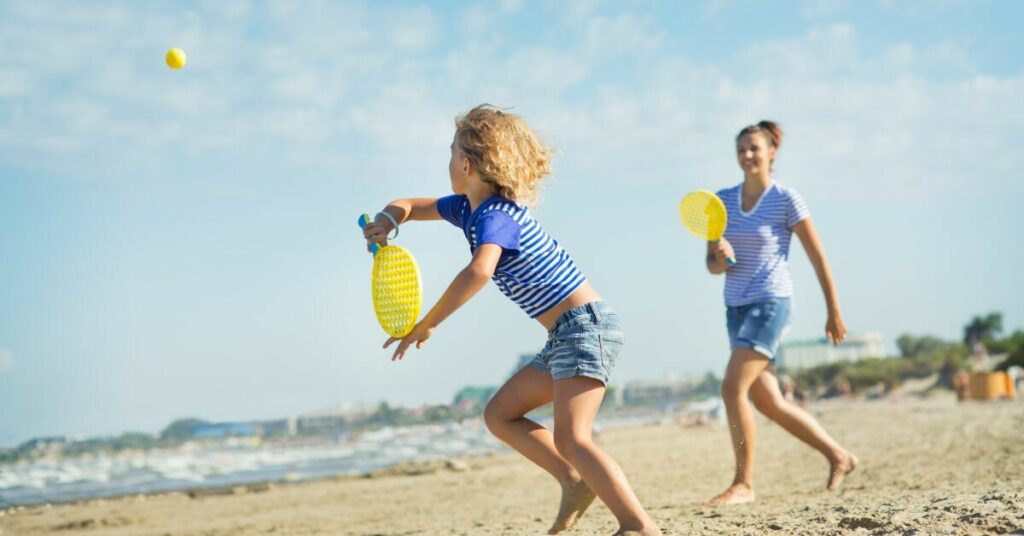 Multas de hasta 3.000€ por jugar a las palas en la playa