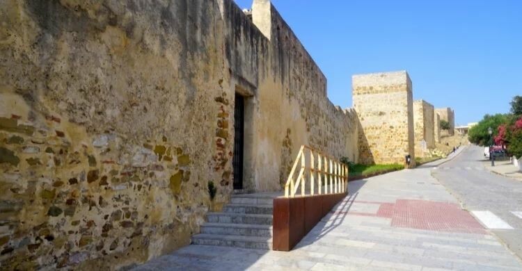 Murallas medievales en Tarifa (Adobe Stock)