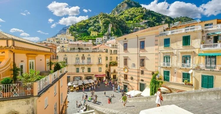 Piazza Duomo en Amalfi (Adobe Stock)