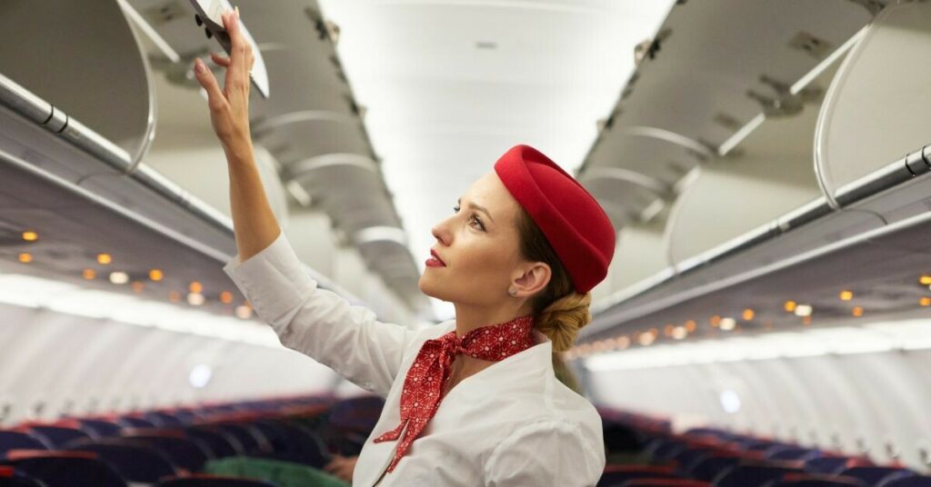 Por qué algunas aerolíneas solo contratan azafatas que midan más de 1.60 metros