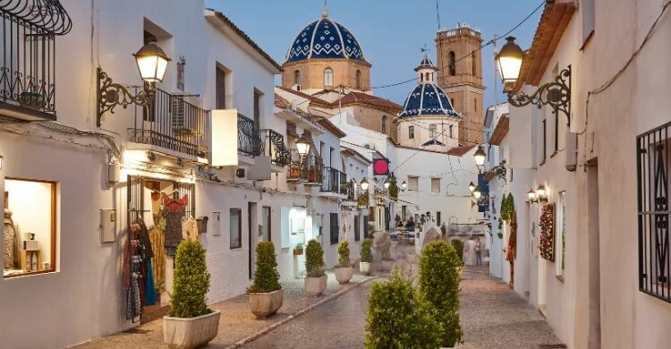 Calle de San Miguel en Altea (Adobe Stock)