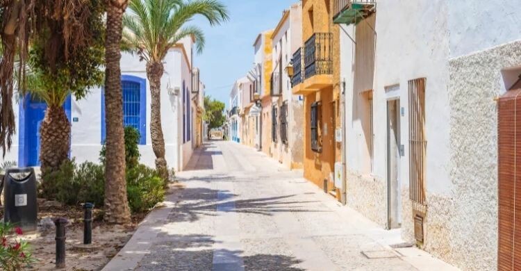 Casco antiguo de la Isla de Tabarca en Alicante (Adobe Stock)