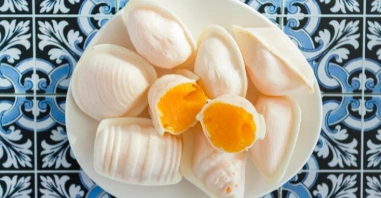 Disfrutar de la gastronomía local en Aveiro Portugal (Adobe Stock)