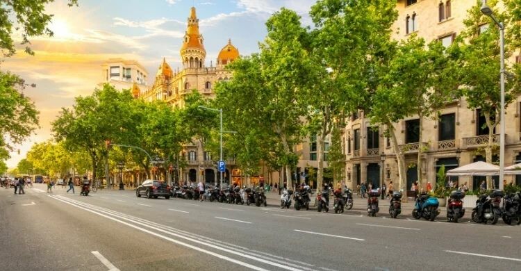 En qué consisten las Fiestas de Gràcia 2024 (Adobe Stock)