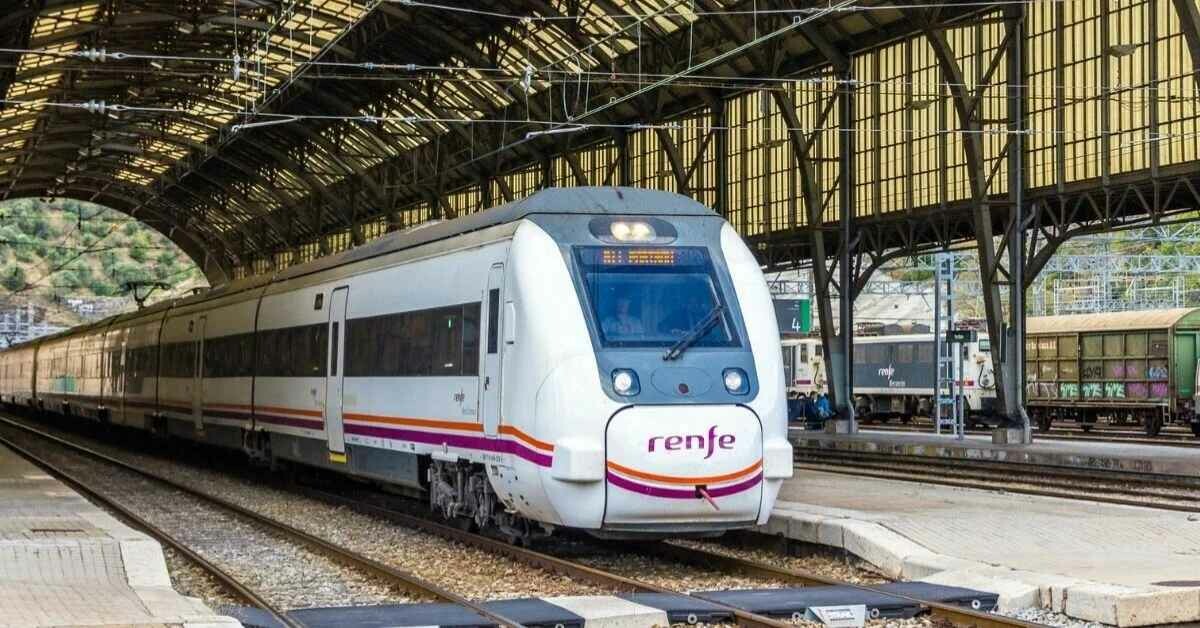 Este es el tren de Renfe por el que puedes viajar por 7 euros y los niños por 5 euros (Adobe Stock)