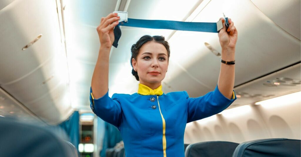 Una azafata advierte del gran riesgo de seguir esta moda en los vuelos: «Prohibición de volar de por vida»