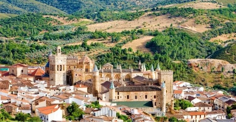 Guadalupe es uno de los pueblos más bonitos de Extremadura (Adobe Stock)