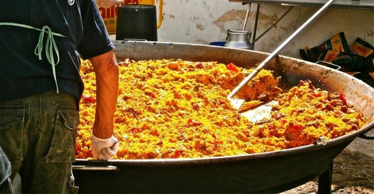 Los 4 mejores restaurantes donde comer paella en Madrid (Canva)