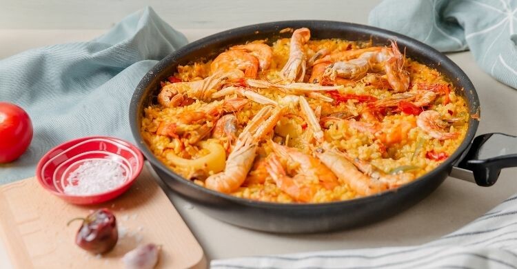 Los 4 mejores restaurantes donde comer paella en Madrid (Canva)