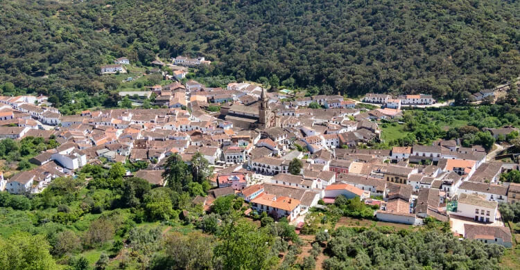 Alájar es uno de los pueblos bonitos cerca de Matalascañas (Adobe Stock)