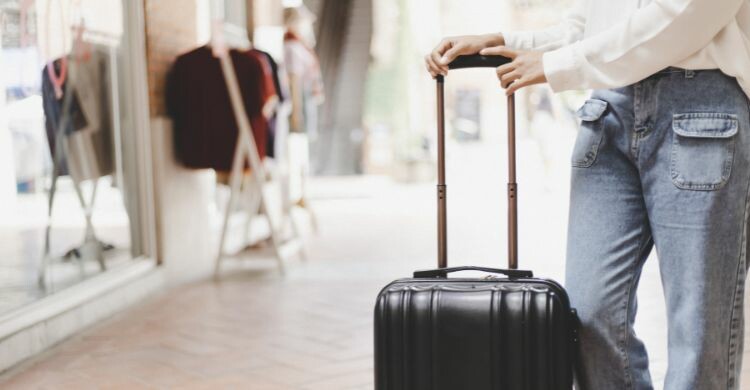 Juego de 3 maletas para viajar (Canva)