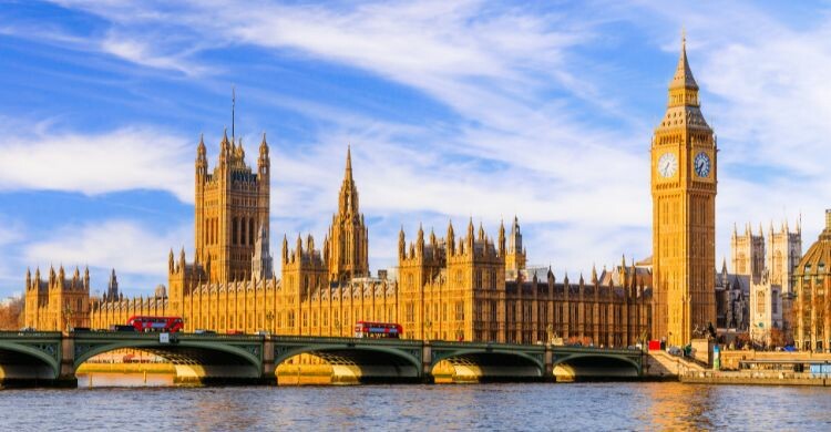 Viaja a Londres con Ryanair (Canva)