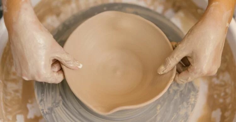 Aprender a hacer figuras con cerámica (Canva)