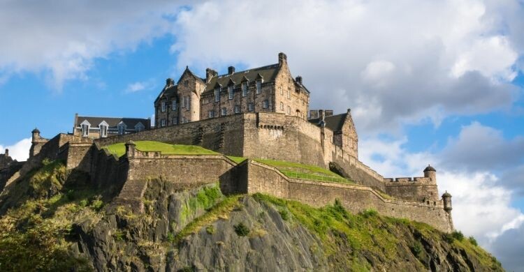 Castillo de Edimburgo (Adobe Stock) .