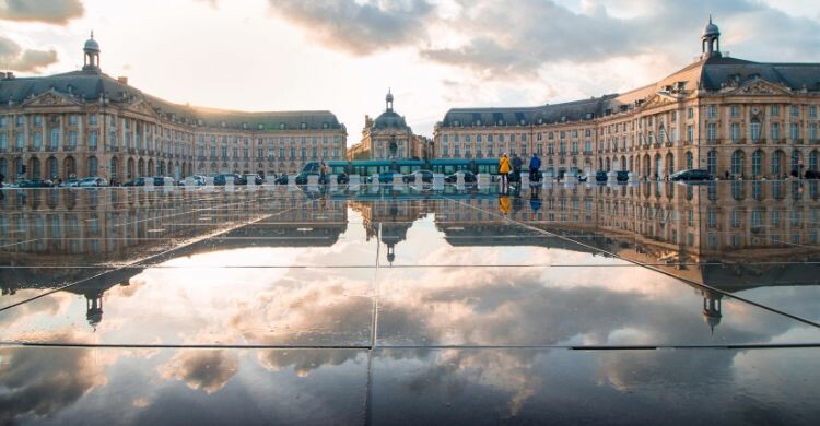 Visitar la Plaza de la Bolsa, una de las mejores cosas que hacer en Burdeos