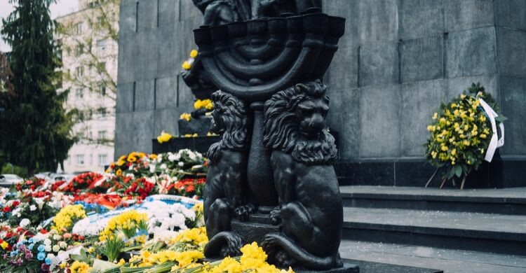 En el Gueto de Varsovia hay muchos homenajes a los caídos durante la ocupación alemana