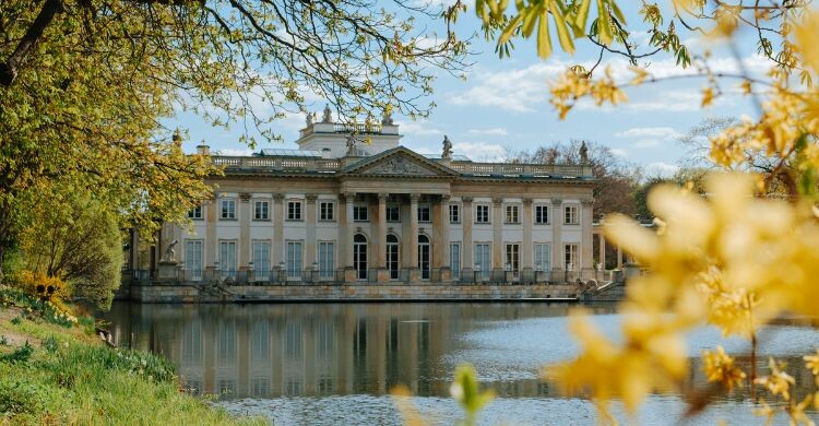 El Parque Lazienki tiene un palacio encima de una isla artificial