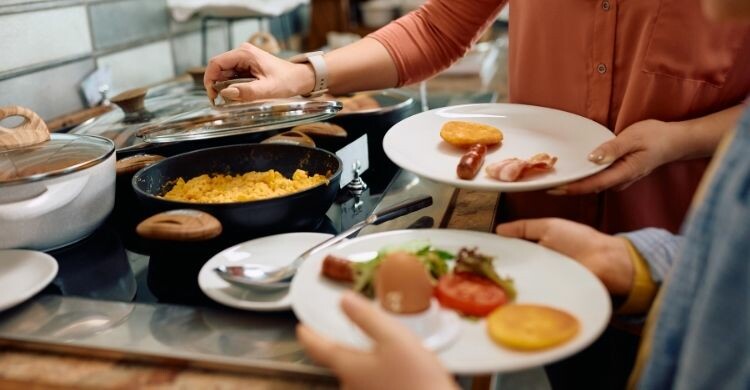¿Está permitido llevarse comida del buffet del hotel?(Envato)