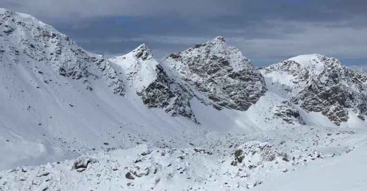 Hacer Senderismo en Sierra Nevada (Canva)