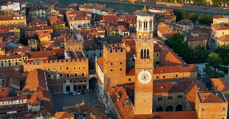 Torre dei Lamberti, Italia (Envato)