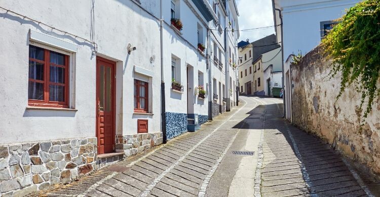 El casino de Castropol fue la primera biblioteca pública de Asturias