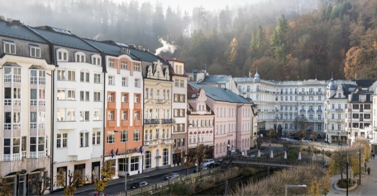 Karlovy Vary es ideal para relajarse con aguas termales (Canva)