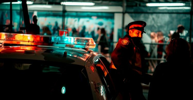 La policía está constantemente interviniendo en este barrio