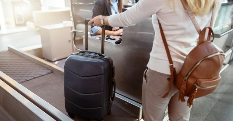 Facturar equipaje en grupo (Envato)