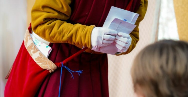 Un paje recogiendo las cartas de los Reyes Magos