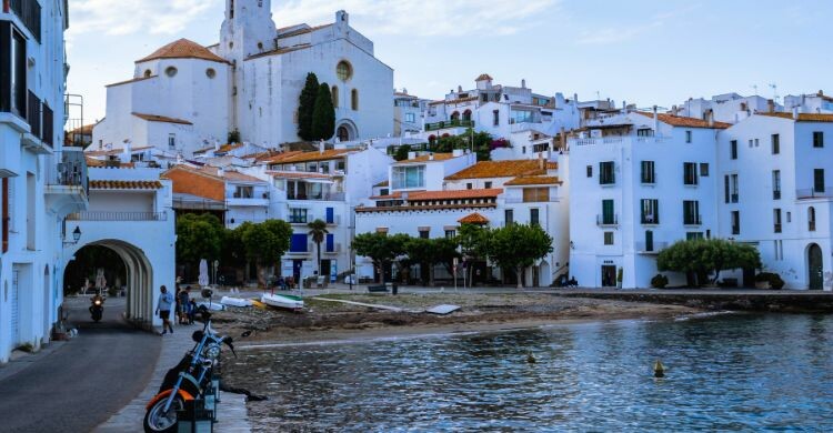 El pueblo marinero de Cadaqués en Girona