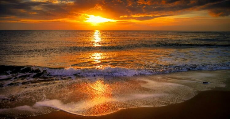 Un atardecer en la playa, perfecto para un plan en pareja gratis