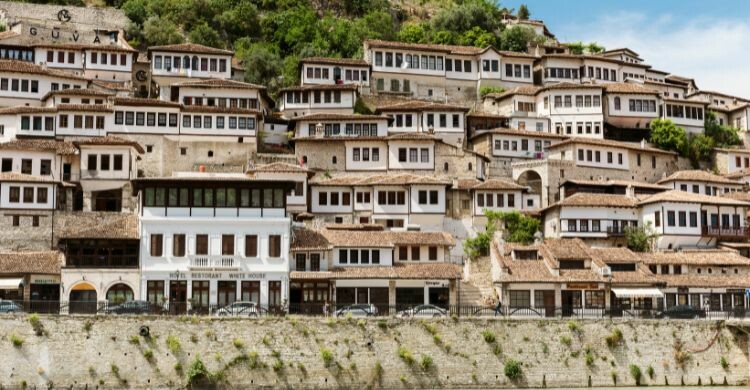 Berat es la ciudad de las mil ventanas