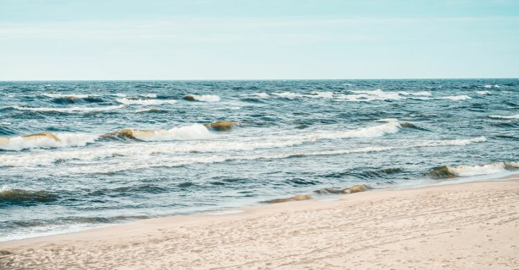 El mar Báltico baña la playa de Jurmala