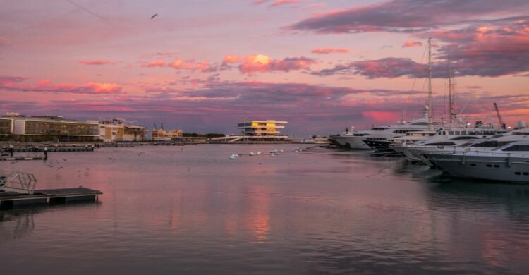 El puerto de Valencia al atardecer (Adobe Stock)