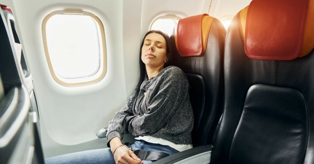 Una azafata advierte del peligro de apoyar la cabeza en la ventana del avión