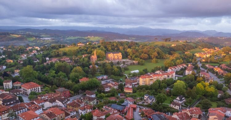 Comillas es una opción perfecta para visitar el norte de España (Adobe Stock)