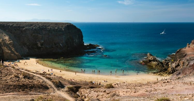 En la playa del Papagayo solo encontrarás paz y un mar infinito delante (Canva)