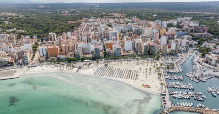 S'Arenal se ha convertido en una zona marcada por el turismo nocturno (Adobe Stock)