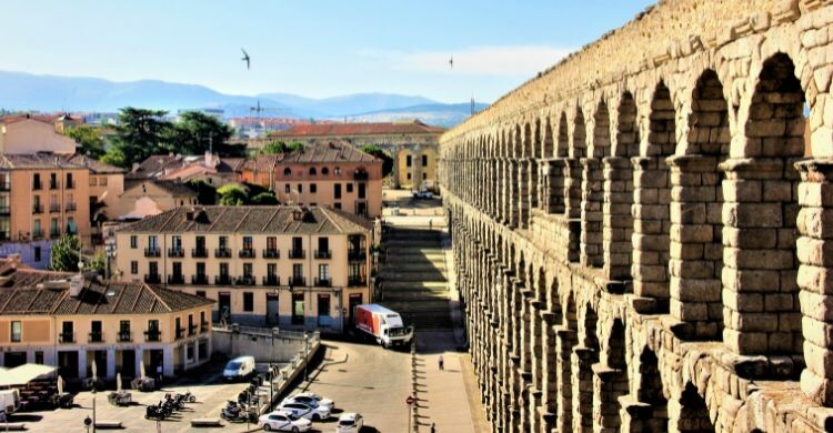 Segovia recibe mucho turismo durante el año, en parte a su acueducto (Canva)