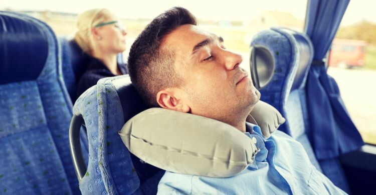 Una almohada cervical para viajes (Envato)