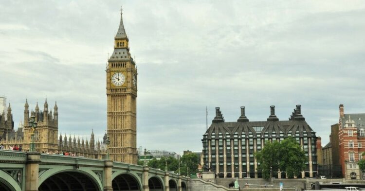 Sigue leyendo Ya no podrás viajar gratis al Reino Unido: Lo que tendrás que pagar si quieres entrar