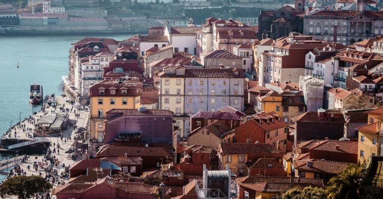 El centro histórico cerca del río es una de las mejores zonas de la ciudad (Canva)