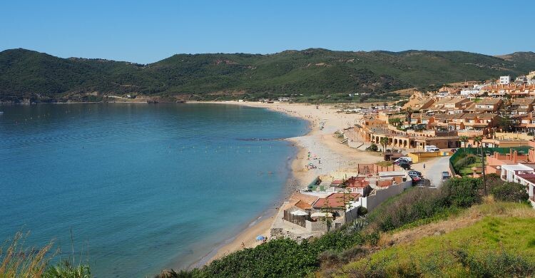 La Playa de Getares es un gran punto de desconexión dentro de Algeciras (Adobe Stock)