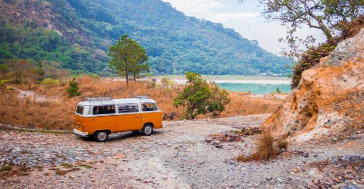 Las reseñas son una gran opción para elegir correctamente a la hora de reservar por internet (Canva)