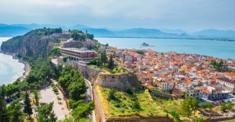 Las vistas de Nauplia desde la fortaleza (Adobe Stock)