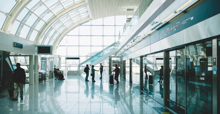 Los robos en teléfonos se producen de manera común en los aeropuertos (Canva)